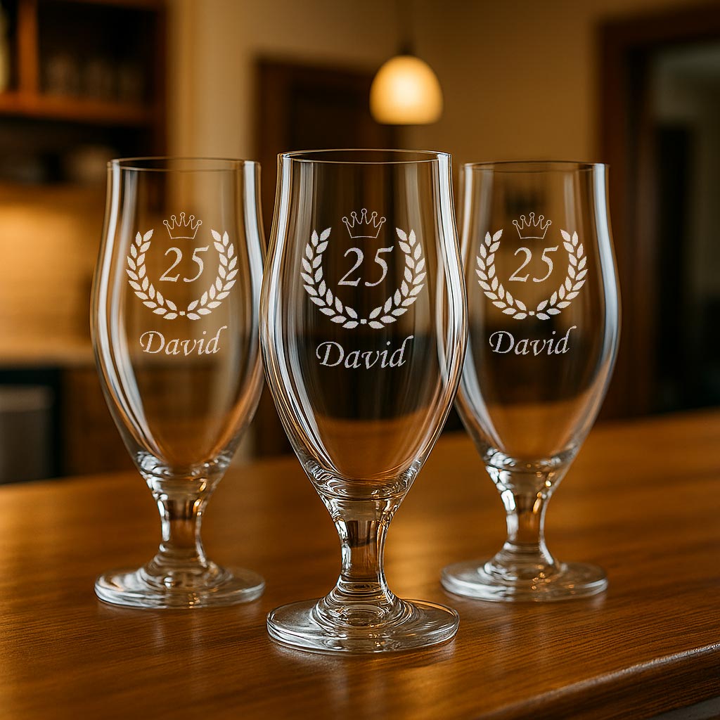 Verres à bière personnalisés gravés pour un 25e anniversaire, posés sur un bar en bois, parfaits comme cadeau unique et élégant.