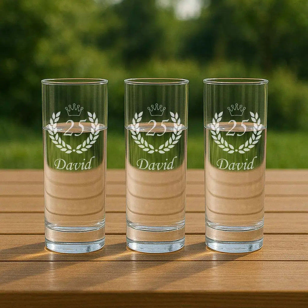 Trois verres à eau personnalisés avec gravure "25 David" et motif de couronne de lauriers, posés en extérieur, parfaits pour célébrer un événement symbolique.