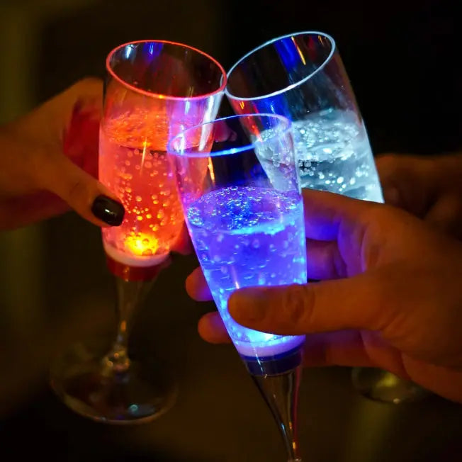 Célébrez en couleur avec ces flûtes lumineuses LED portées par vos invités, ambiance conviviale garantie.