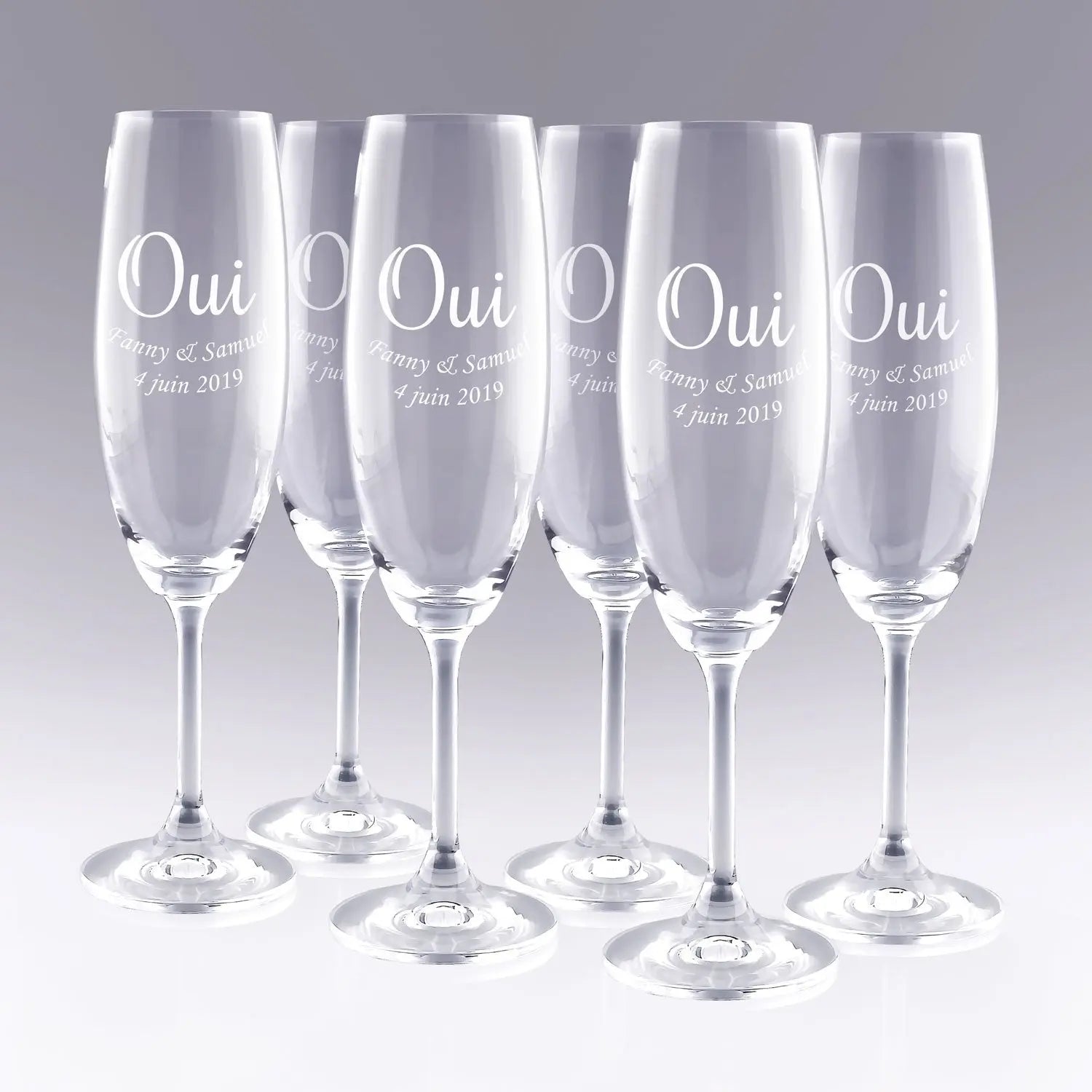 Lot de 6 flûtes à champagne personnalisées avec "OUI", prénoms et date gravés. Un cadeau de mariage original pour trinquer à l’amour avec élégance.