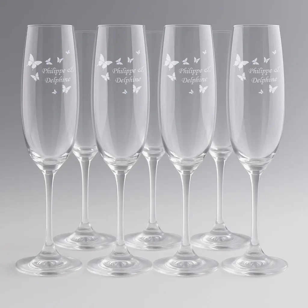 Set de 6 flûtes à champagne personnalisées avec motif papillons et gravure des prénoms. Idéal pour un cadeau de mariage ou une célébration inoubliable.