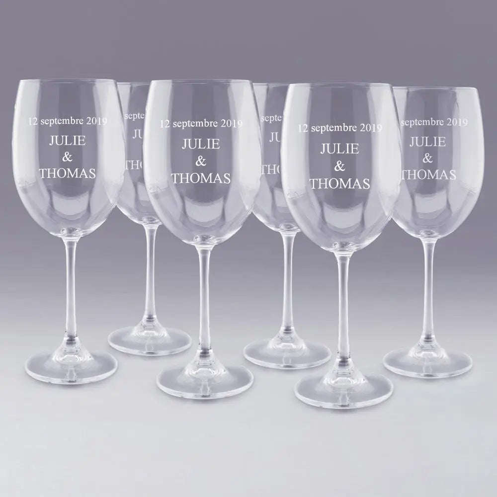 Lot de 6 verres à vin personnalisés avec prénoms et date gravés au laser. Un cadeau personnalisé élégant pour un mariage, des noces ou un anniversaire symbolique.