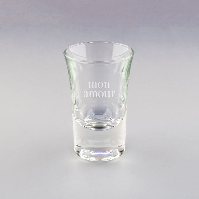 Verre shooter personnalisé avec la gravure "mon amour", un cadeau romantique original à offrir pour la Saint-Valentin ou un anniversaire de couple.