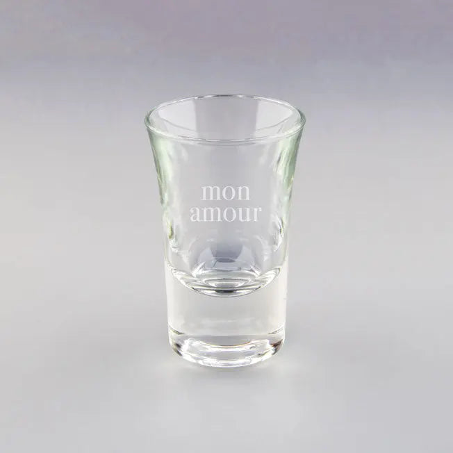 Verre shooter personnalisé avec la gravure "mon amour", un cadeau romantique original à offrir pour la Saint-Valentin ou un anniversaire de couple.