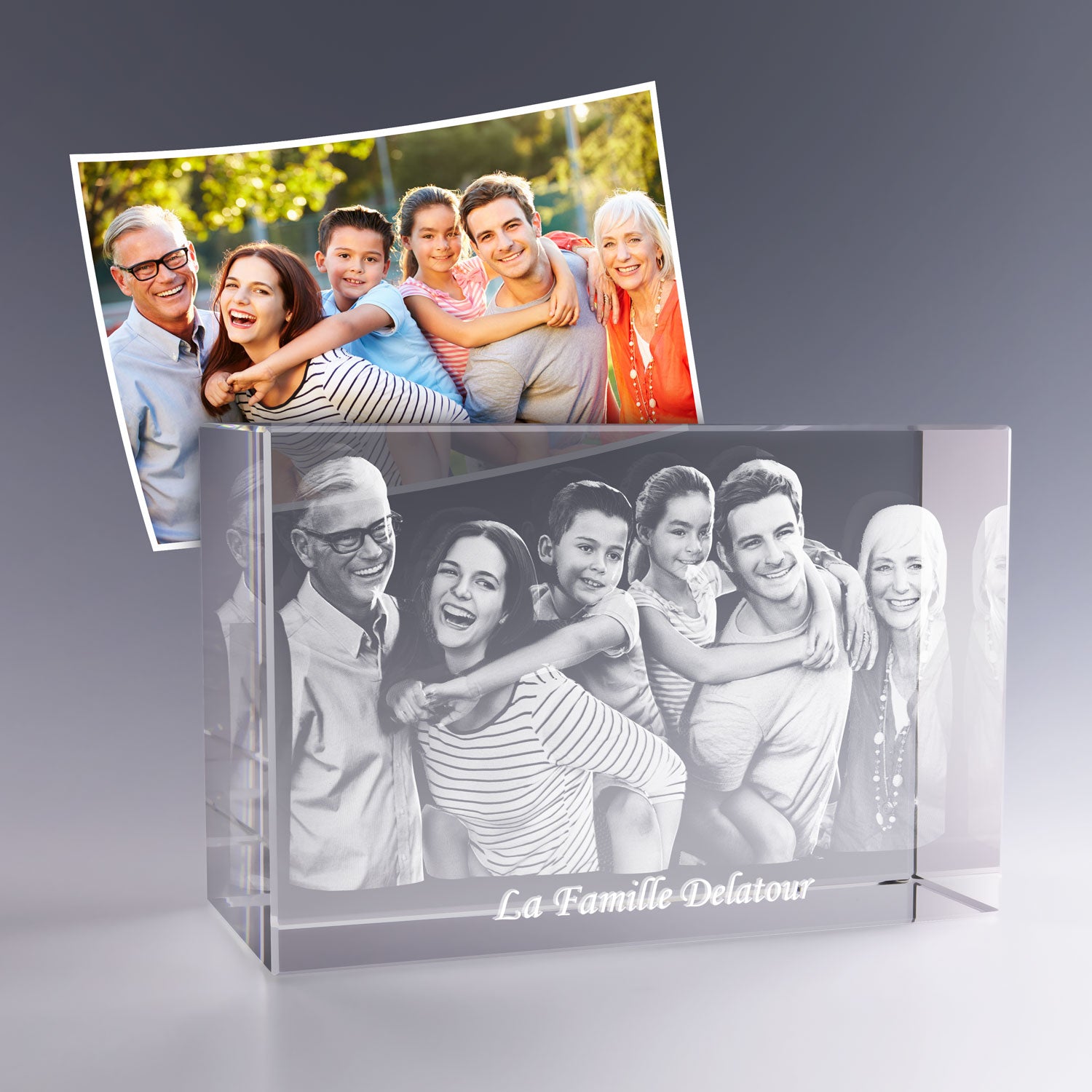 Bloc en verre horizontal 18x12 cm gravé en 3D avec le portrait souriant d'une famille multigénérationnelle, accompagné du texte “La Famille Delatour”