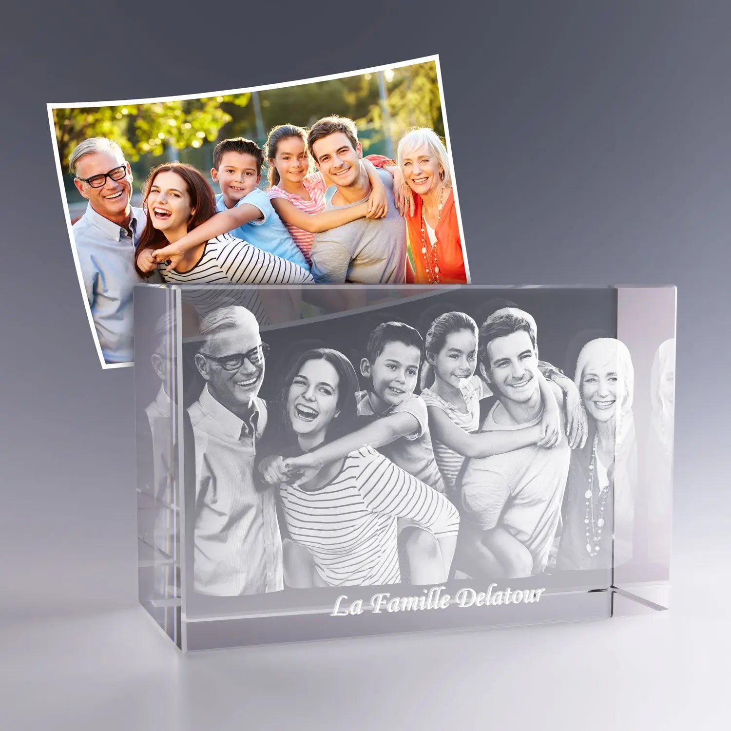 Bloc en verre horizontal 18x12 cm gravé en 3D avec le portrait souriant d'une famille multigénérationnelle, accompagné du texte “La Famille Delatour”