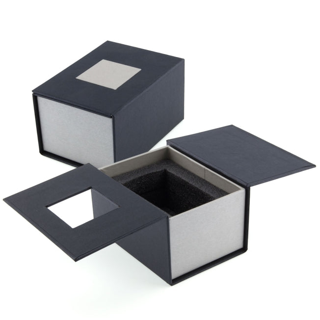 Boîte rigide noire et grise avec fenêtre carrée sur le dessus, conçue pour accueillir et protéger un bloc en verre personnalisé.