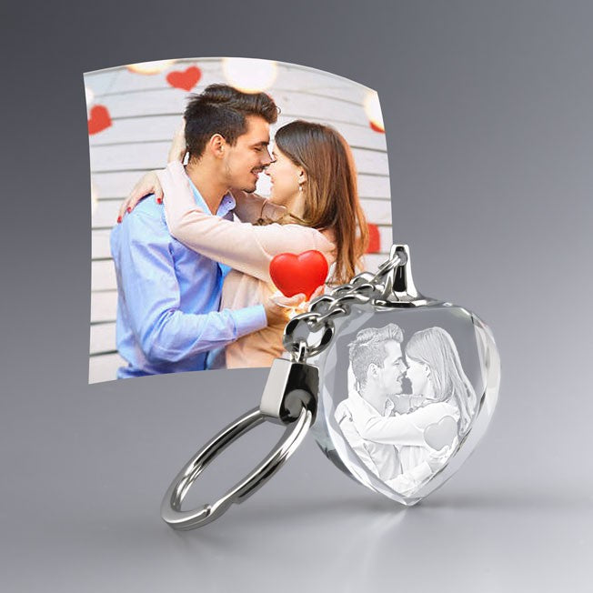 Porte-clés cœur personnalisé en verre avec gravure photo 2D d’un couple amoureux, un cadeau lumineux pour déclarer son amour avec émotion.