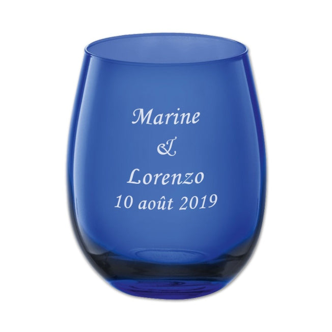 Verre coloré bleu à personnaliser avec gravure de texte, idéal comme cadeau unique pour un mariage ou anniversaire.