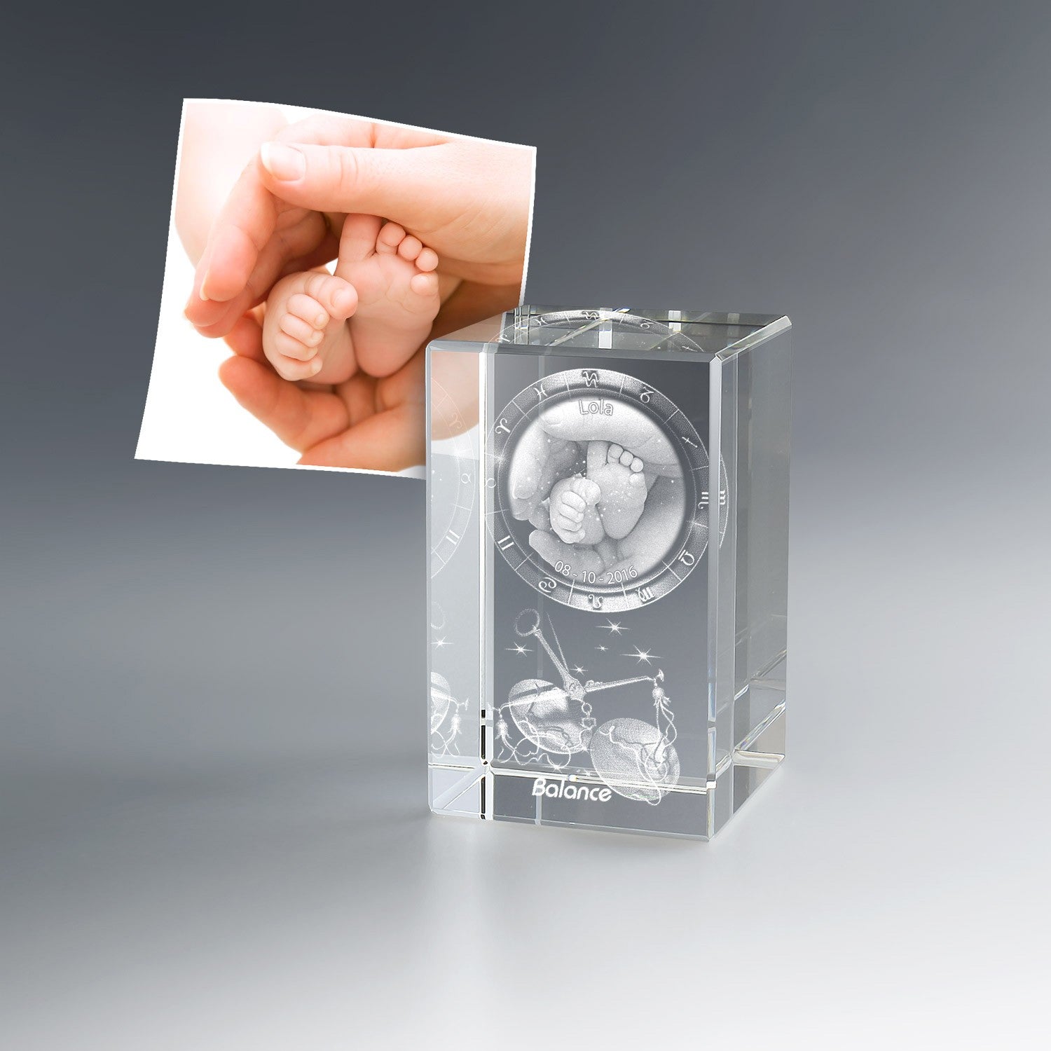 Bloc en verre gravé 3D avec empreinte des pieds de bébé, prénom, date de naissance et symbole astrologique Balance. Cadeau tendre et personnalisé à offrir à la naissance.