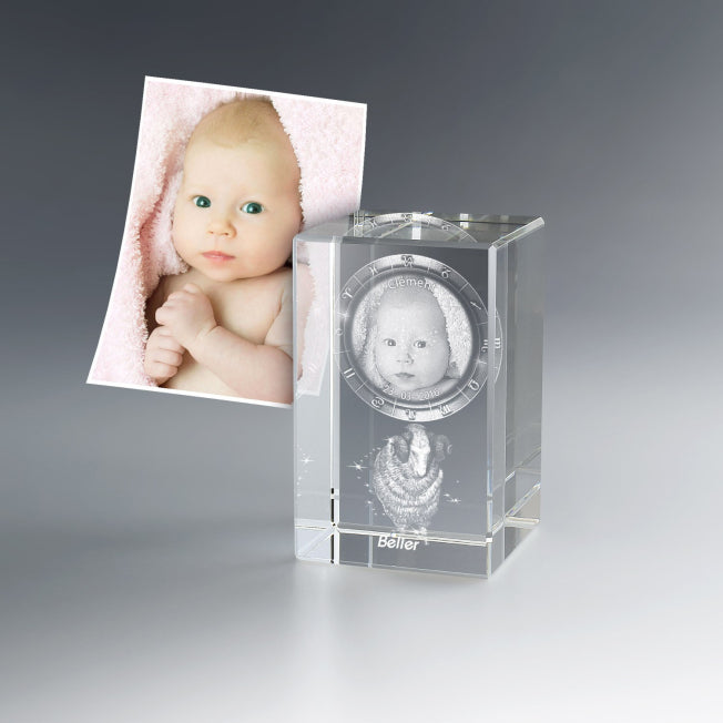 Bloc en verre gravé en 3D avec photo de bébé, prénom, date de naissance et signe astrologique Bélier. Un souvenir de naissance unique et chargé d’émotion.