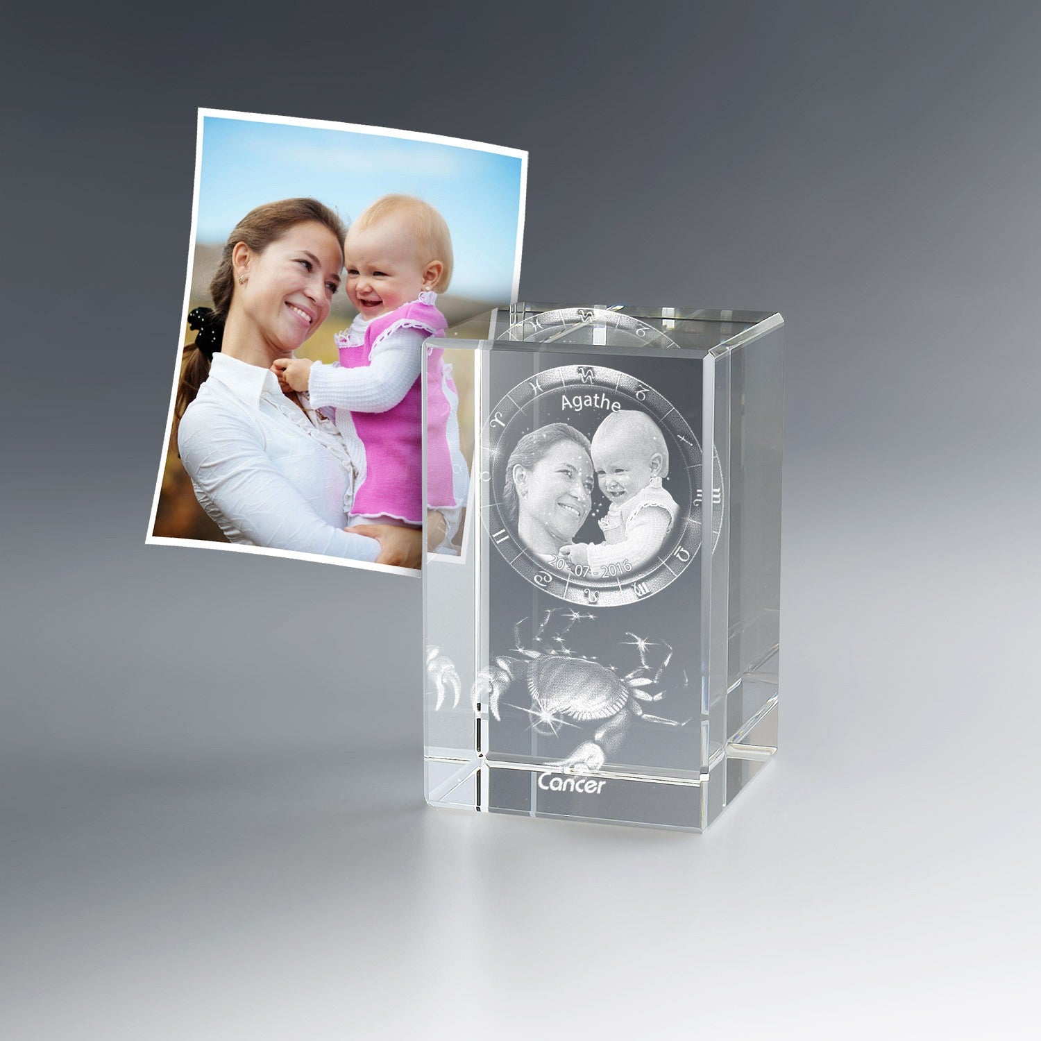 Photo gravée 3D dans le verre avec signe astrologique Cancer, prénom, date et motif du crabe. Un souvenir de naissance personnalisé pour garder en mémoire les premiers instants.