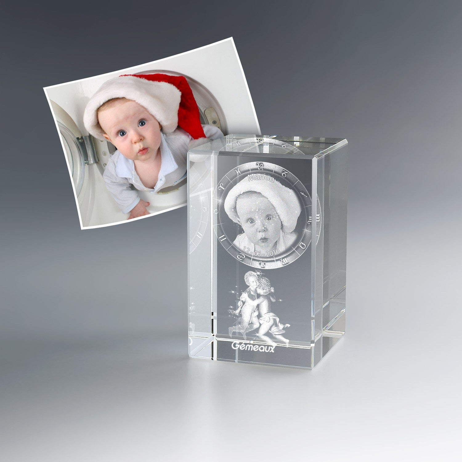 Bloc en verre personnalisé avec photo de bébé en bonnet de Noël, prénom, date et signe astrologique Gémeaux. Un cadeau de naissance ou de Noël très original.