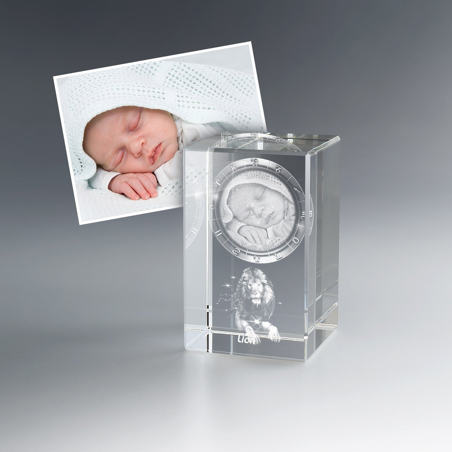 Bloc astrologique Lion gravé en verre avec photo de nouveau-né endormi, prénom et date de naissance. Un cadeau de naissance précieux et intemporel.