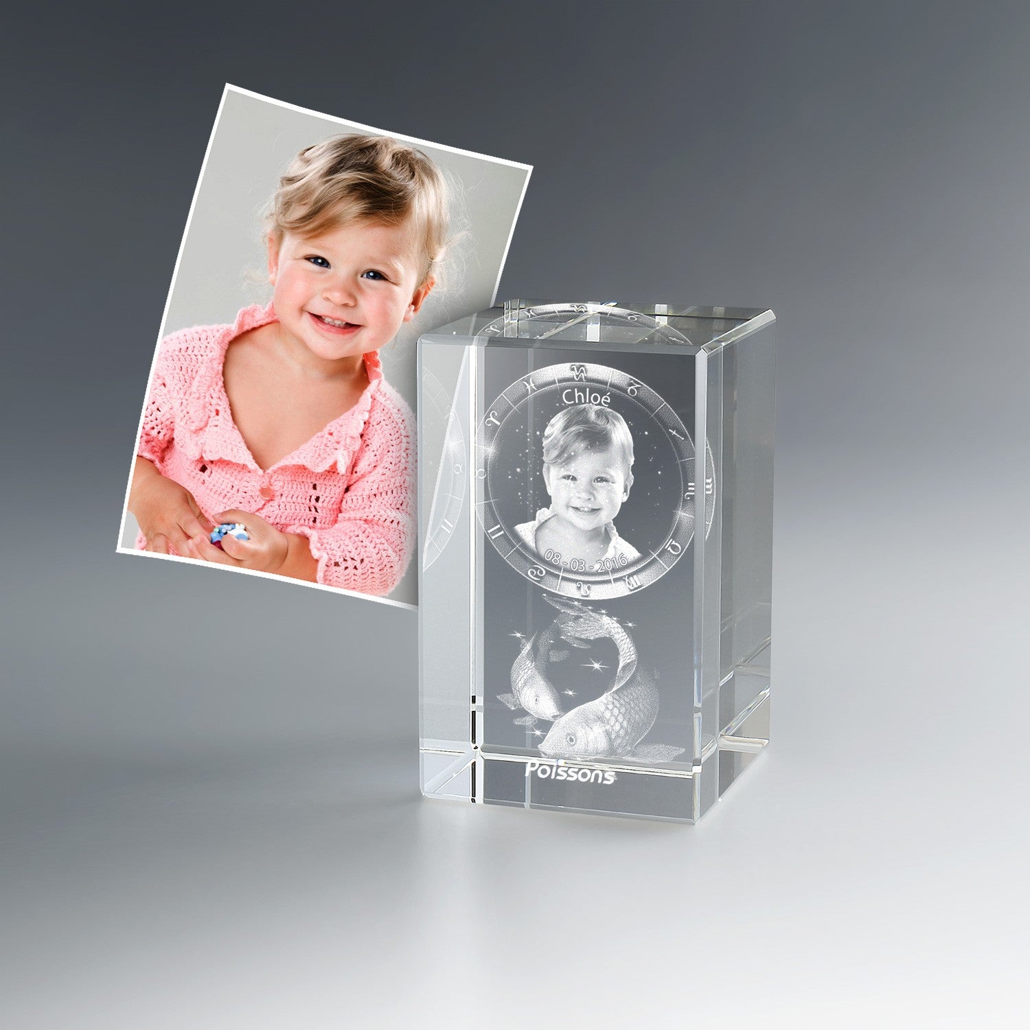 Cadeau personnalisé en verre gravé 3D avec photo d’enfant, date et prénom sous le signe du zodiaque Poissons. Une idée cadeau tendre pour une naissance ou un baptême.