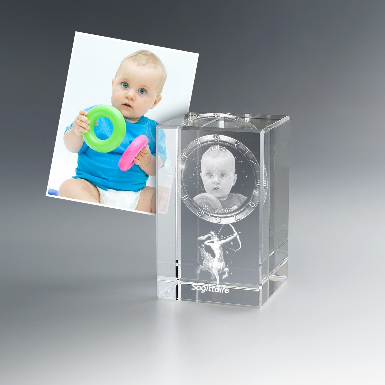 Portrait d’un bébé gravé en 3D avec symbole du Sagittaire, prénom et date de naissance dans un bloc de verre lumineux. Idéal comme cadeau de baptême ou souvenir de naissance.