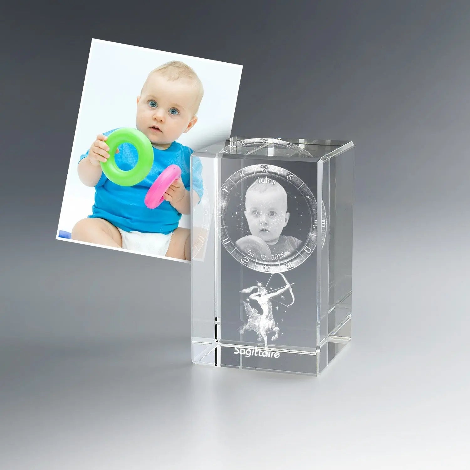 Portrait d’un bébé gravé en 3D avec symbole du Sagittaire, prénom et date de naissance dans un bloc de verre lumineux. Idéal comme cadeau de baptême ou souvenir de naissance.