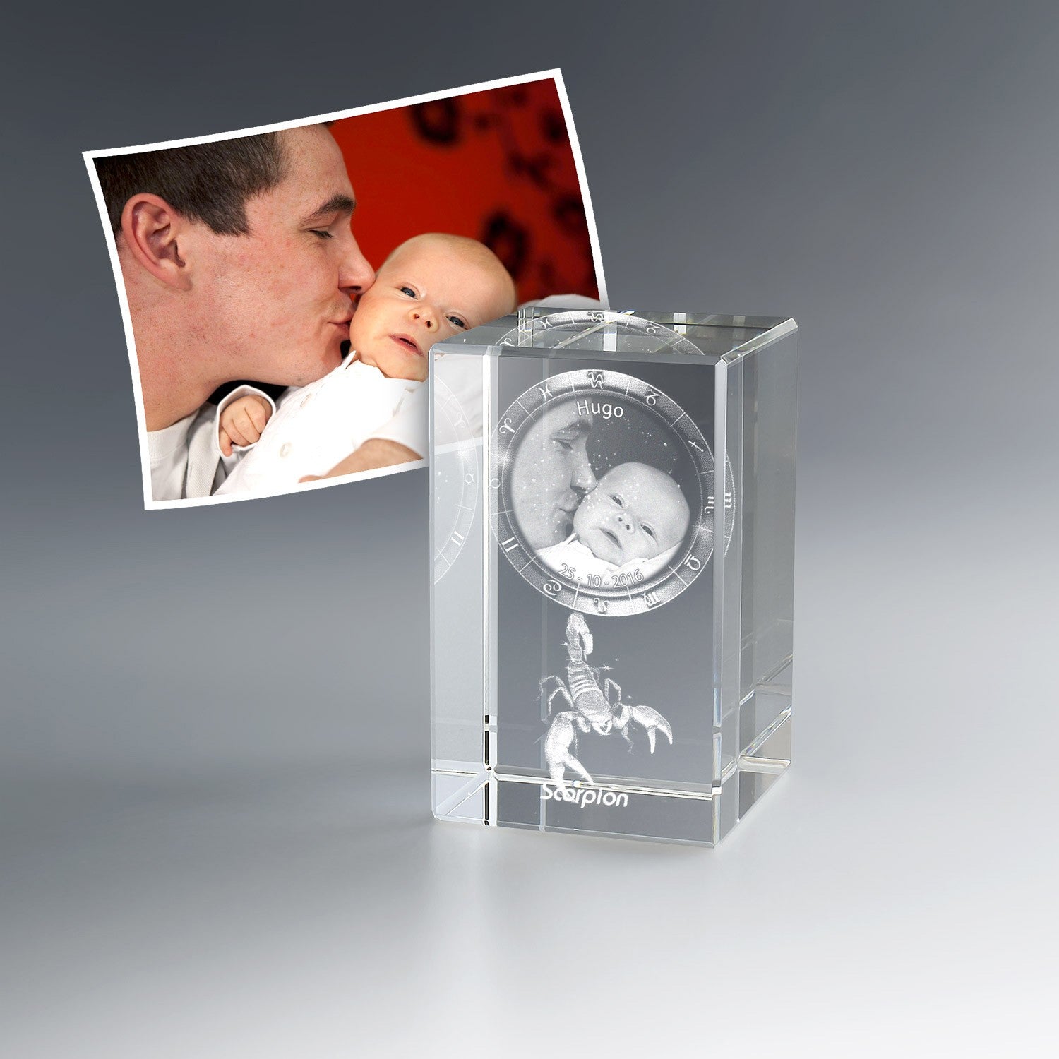 Bloc personnalisé avec photo père et bébé, gravure 3D du signe Scorpion, date de naissance et prénom. Cadeau original pour jeune papa ou souvenir familial unique.