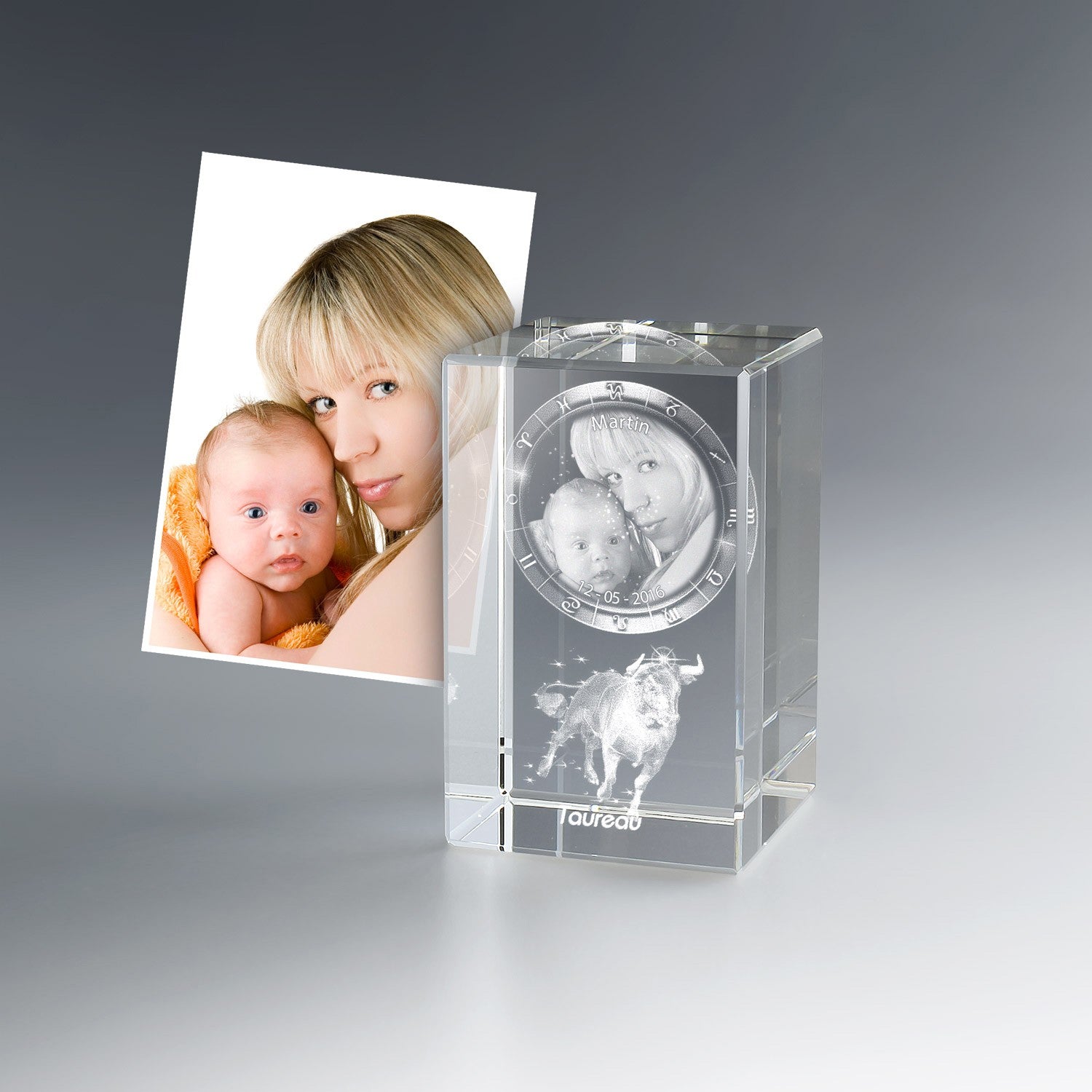 Bloc astrologique Taureau gravé en 3D avec photo mère et bébé, date de naissance et prénom. Un cadeau souvenir émouvant et symbolique à offrir aux jeunes parents.