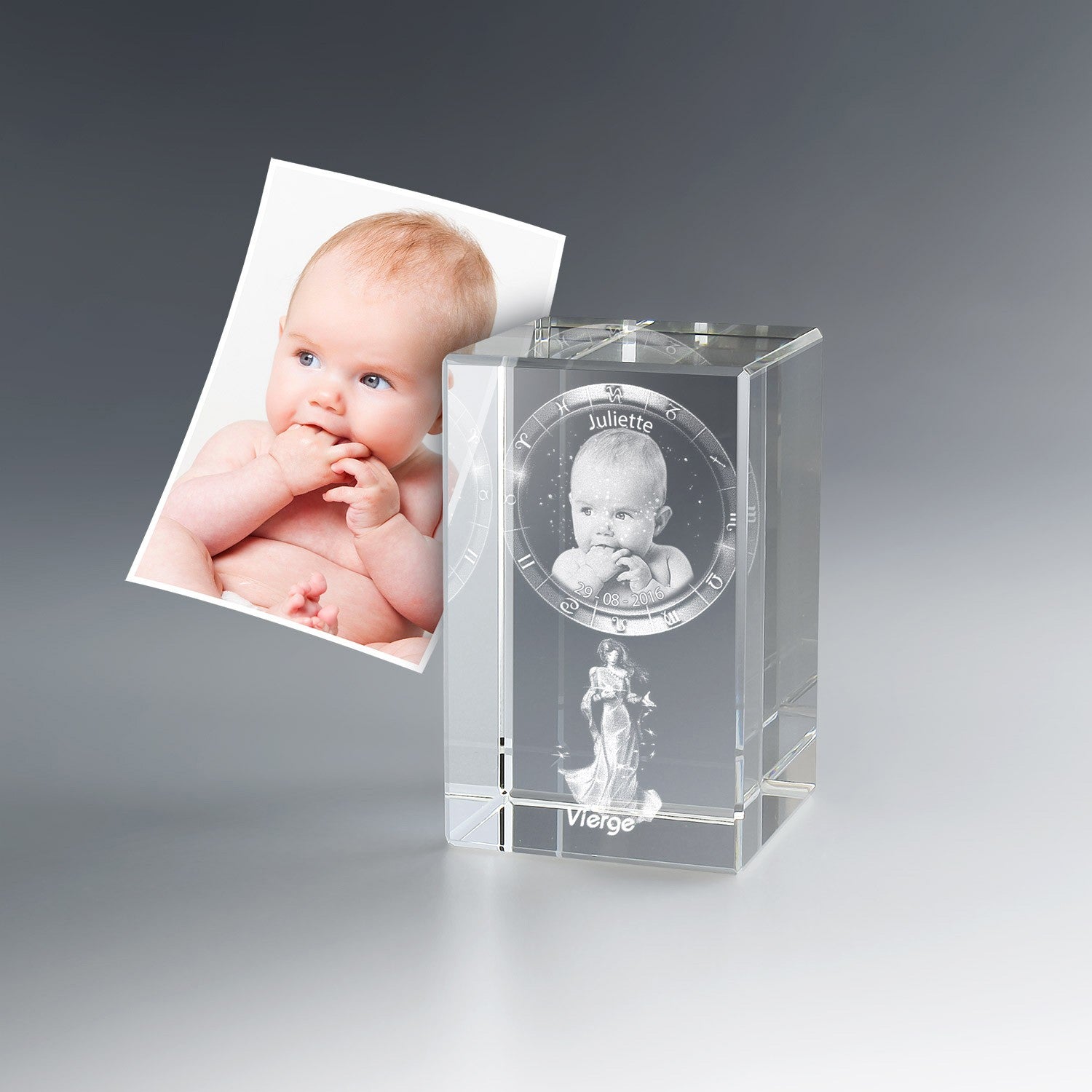 Photo de bébé gravée en 3D avec signe astrologique Vierge, prénom et date, dans un élégant bloc de verre. Un présent sur mesure pour célébrer une naissance avec poésie.
