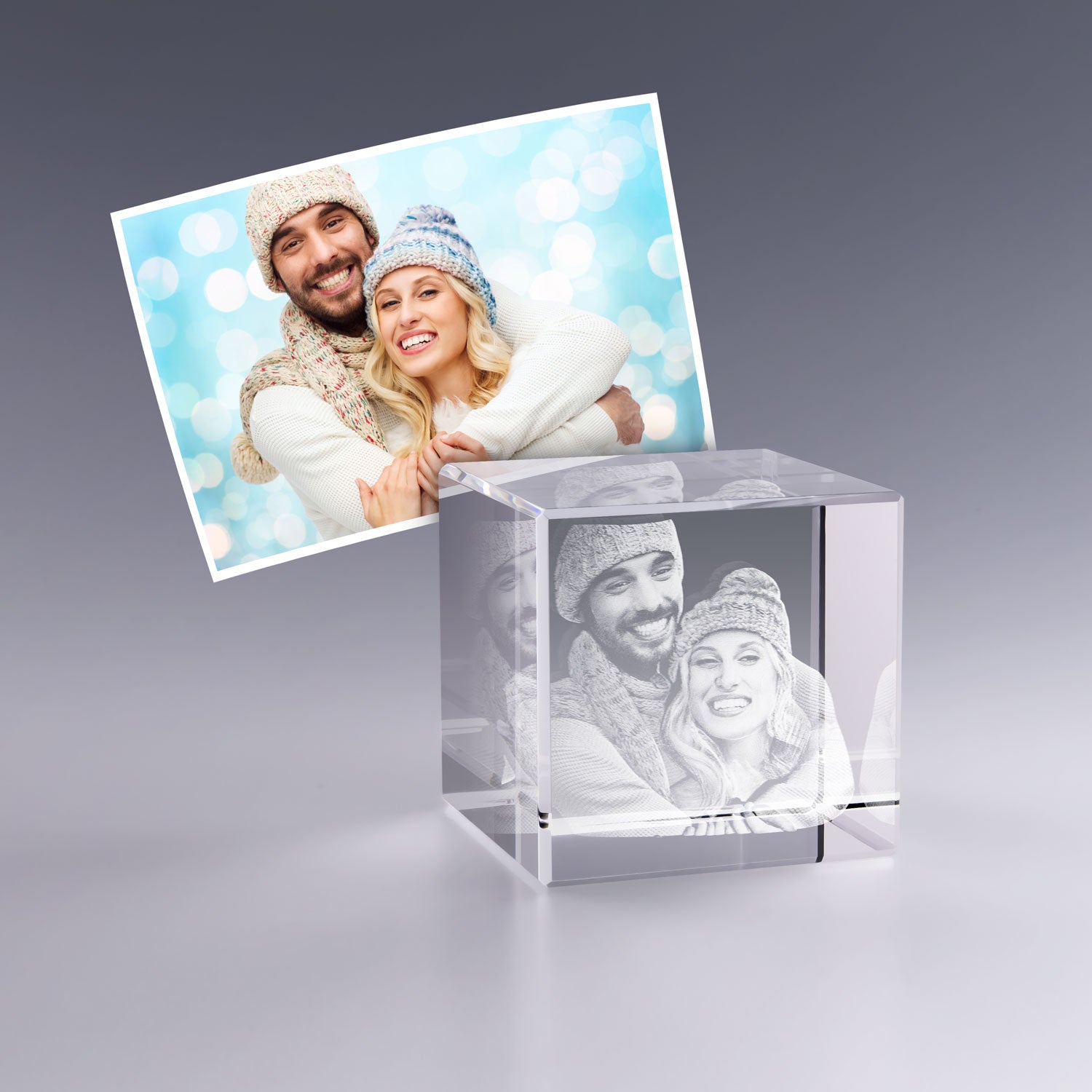 Bloc en verre 5 cm avec gravure laser d’un couple amoureux en tenue d’hiver. Cadeau original et souvenir personnalisé.