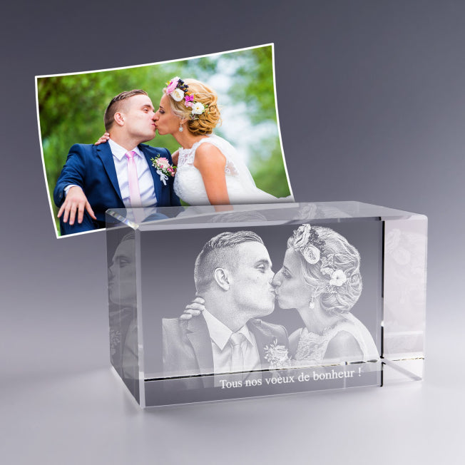 Bloc en verre gravé en 3D avec le portrait d’un couple de mariés s’embrassant, accompagné du message “Tous nos vœux de bonheur !”, inspiré de la photo.