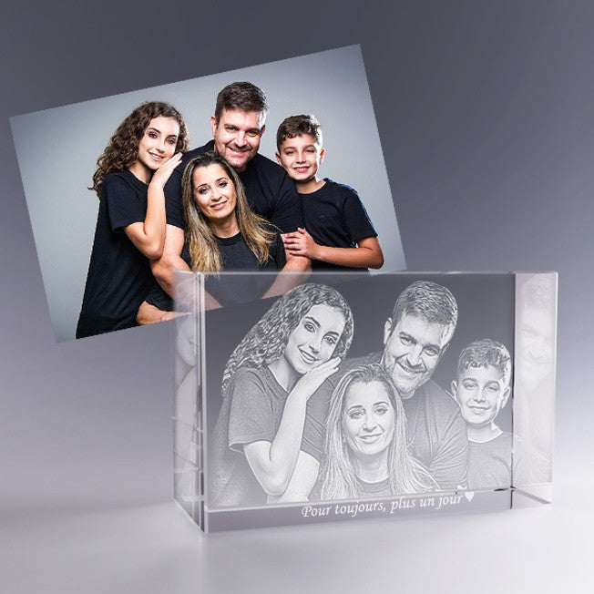 Bloc en verre rectangulaire gravé en 3D avec le portrait d’une famille de quatre personnes et l’inscription “Pour toujours, plus un jour ♥”