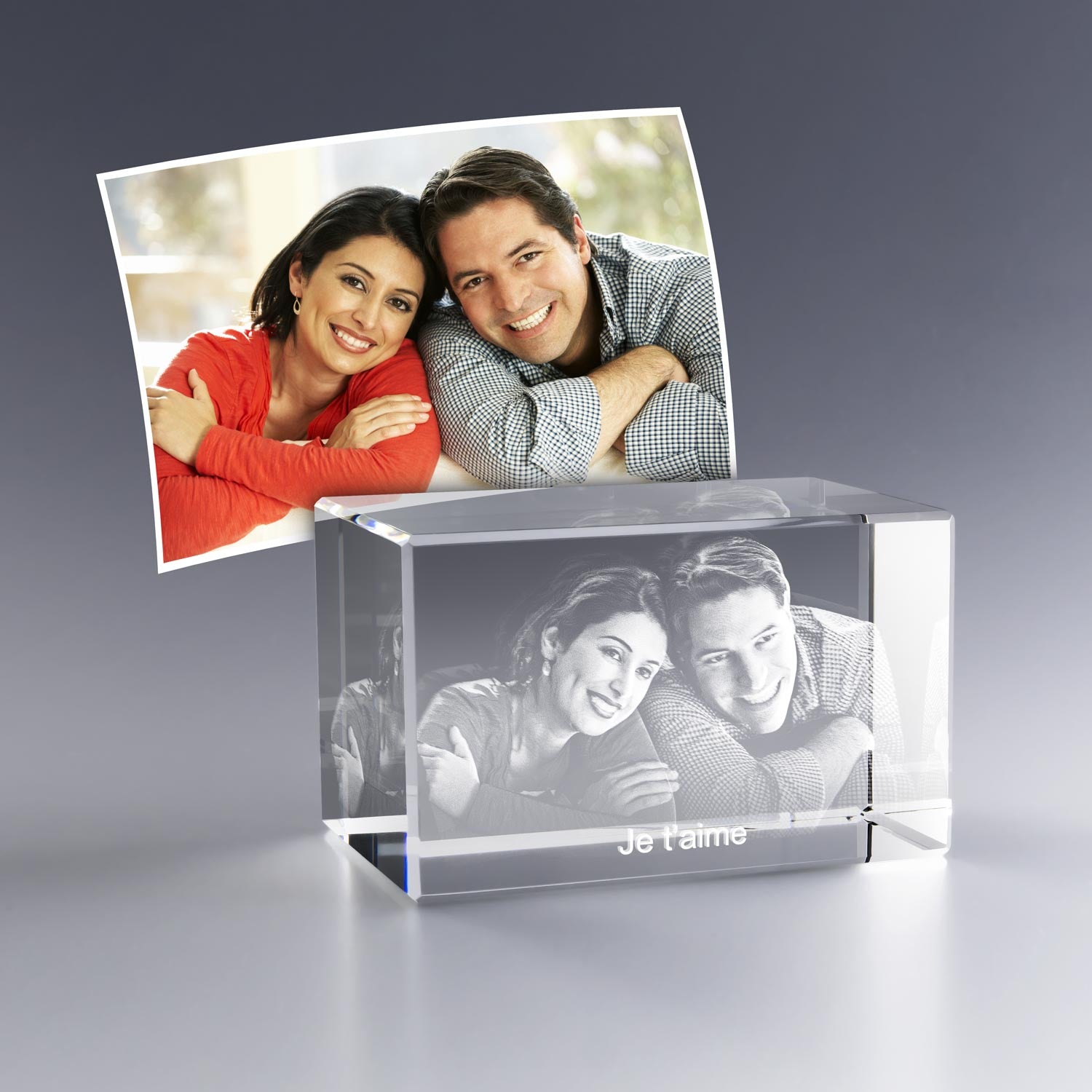 Bloc en verre horizontal 8 cm personnalisé avec photo de couple gravée en 3D. Un cadeau élégant et émouvant livré dans un coffret raffiné.