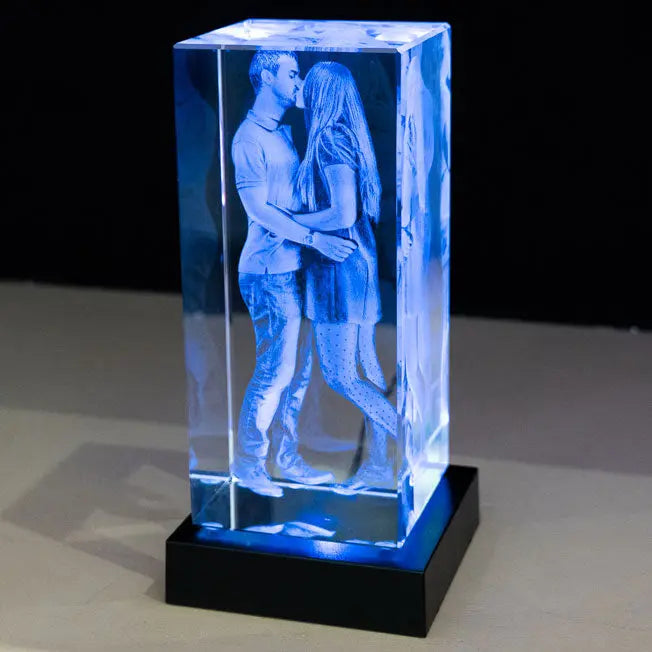 Un souvenir inoubliable gravé à l’intérieur du verre. Ce bloc met en lumière l’amour à travers une gravure 3D détaillée, sublimée par un socle lumineux qui crée une ambiance chaleureuse.