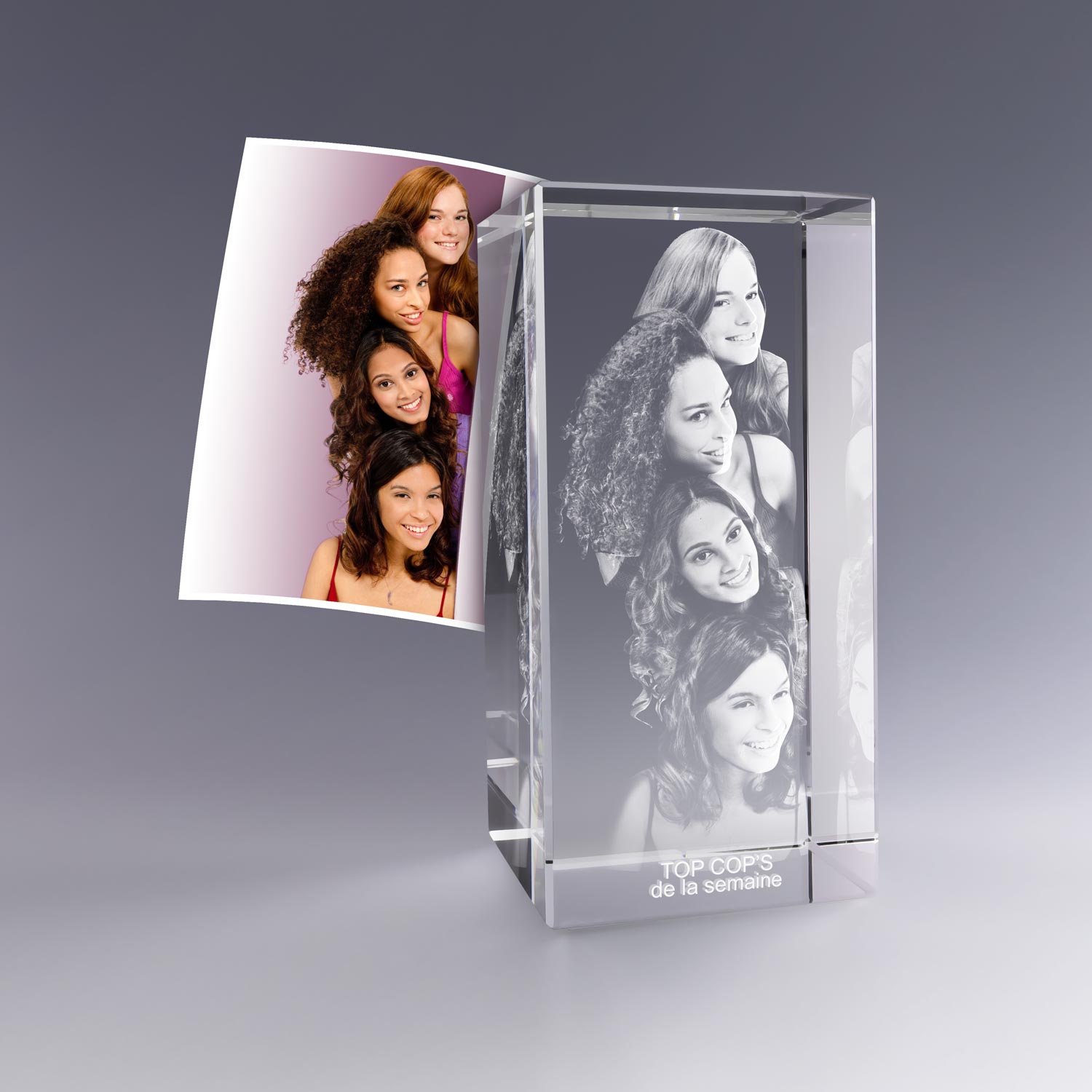 Bloc en verre vertical personnalisé avec gravure 3D d’un groupe de jeunes femmes à partir d’une photo, cadeau souvenir original livré en coffret.