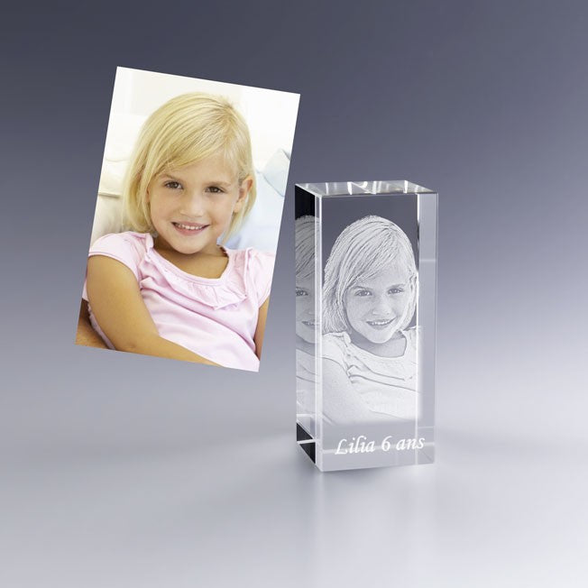 Bloc en verre vertical personnalisé avec gravure laser 3D d’une photo d’enfant. Ce portrait lumineux immortalisé dans le cristal est une idée cadeau originale pour un anniversaire ou une décoration touchante dans une chambre. Gravure du prénom et de l’âge incluse.
