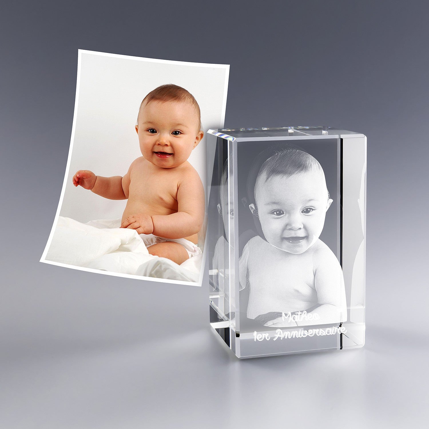 Photo de bébé transformée en gravure laser 3D dans un bloc en verre cristal avec l’inscription "1er Anniversaire". Un cadeau personnalisé émouvant à offrir aux jeunes parents pour célébrer une première année pleine d’amour et de tendresse.