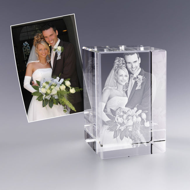 Souvenir de mariage gravé au cœur d’un bloc en verre cristallin. Ce cadeau personnalisé, gravé au laser 3D, immortalisera ce jour unique avec élégance. Idéal pour offrir aux jeunes mariés ou pour célébrer un anniversaire de mariage.