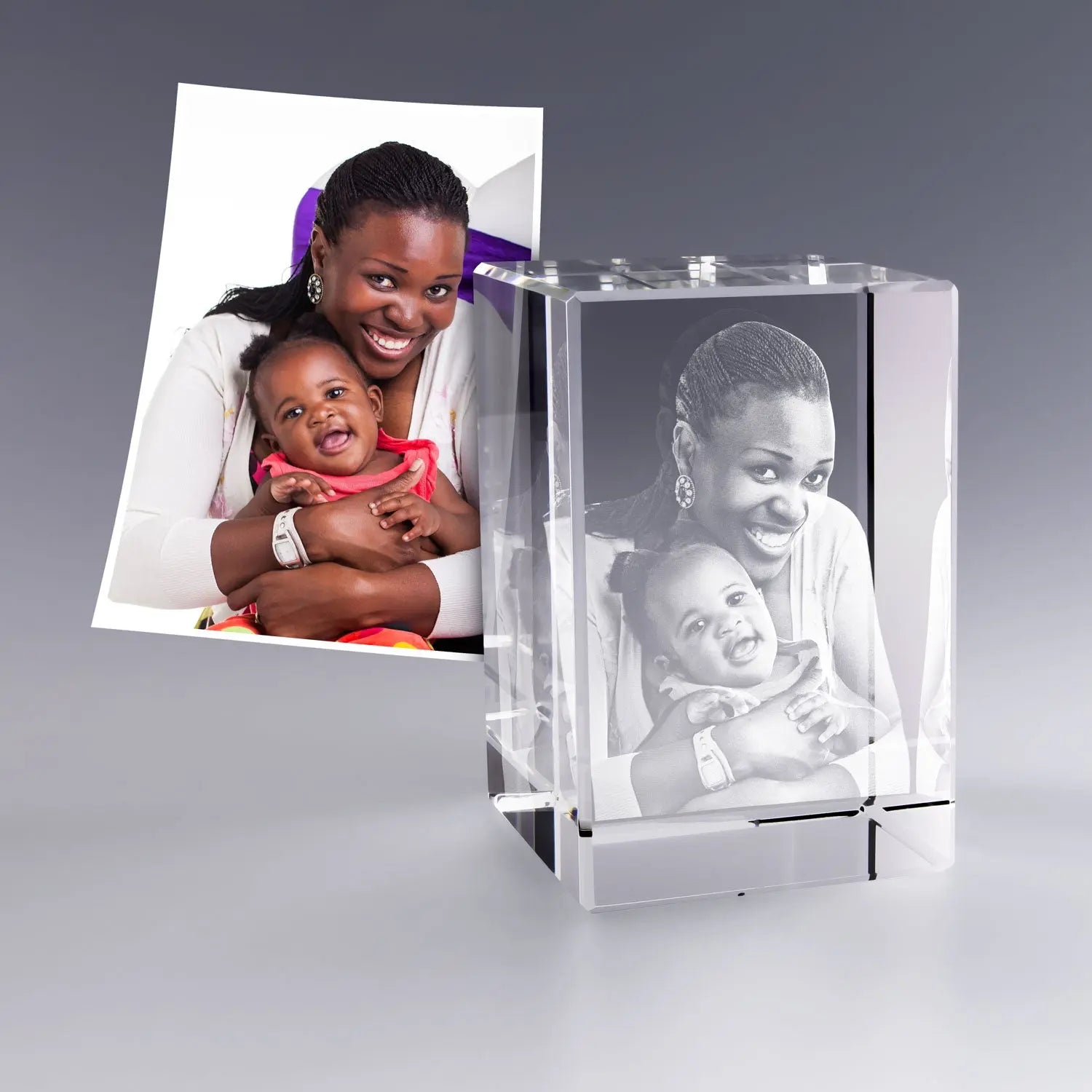 Bloc en verre gravé en 3D représentant une mère et son bébé souriant dans ses bras. La gravure laser restitue chaque détail de leur complicité avec une grande précision. Cadeau personnalisé idéal pour une naissance ou la fête des mères.