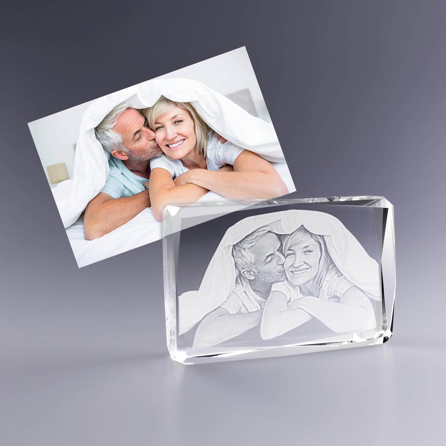 Immortalisez votre plus belle photo de couple dans un bloc horizontal en verre facetté. La gravure 2D révèle chaque détail avec une grande précision pour un rendu lumineux et élégant. Un cadeau inoubliable pour célébrer l’amour à deux.