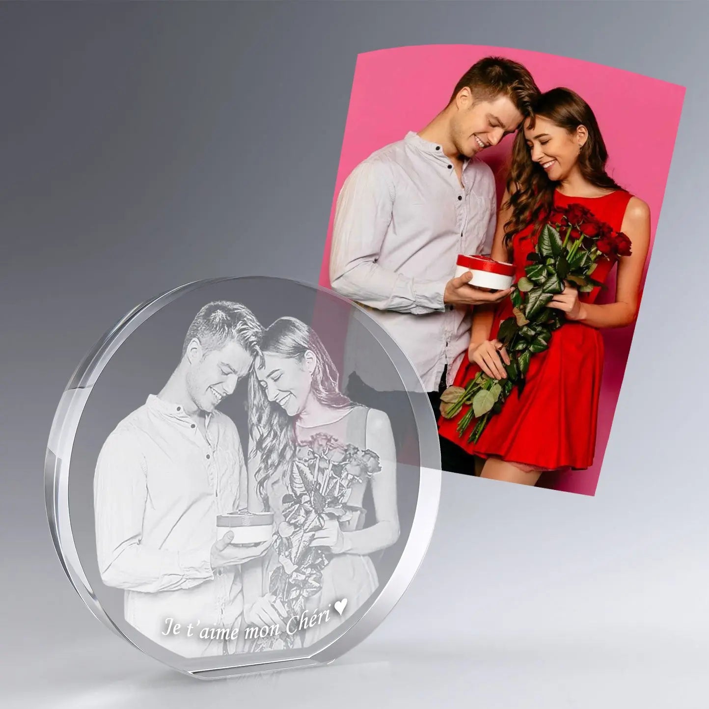 Bloc rond en verre gravé 2D avec photo d’un couple et message personnalisé. Un cadeau d’amour unique pour la Saint-Valentin ou un anniversaire romantique.