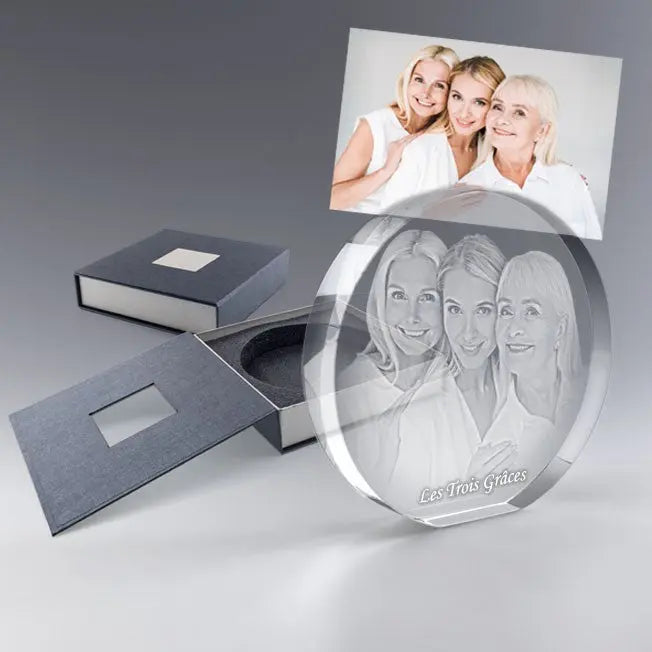 Gravure photo 2D dans un bloc rond "Moon" avec trois générations. Cadeau personnalisé plein d’émotion pour célébrer les liens familiaux et la complicité.