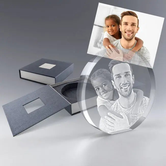 Photo gravée en 2D dans un bloc rond en verre avec coffret cadeau. Cadeau personnalisé émouvant pour un papa : Fête des Pères, anniversaire ou Noël.