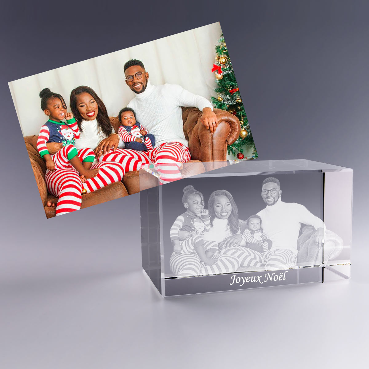 Bloc en Verre Horizontal 3D avec photo gravée – Joyeux Noël – Une famille souriante en tenue de Noël assortie pose devant un sapin illuminé. Leur image est sublimée dans un bloc en verre gravé en 3D, parfait comme cadeau personnalisé pour célébrer la magie des fêtes et créer un souvenir éternel.