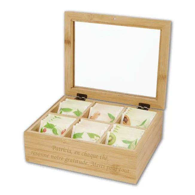 Vue intérieure de la boîte à thé en bambou personnalisée, garnie de sachets variés et gravée avec un message de remerciement original et touchant.