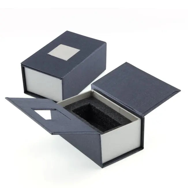 Boîte rigide noire et grise avec mousse de protection intérieure, conçue pour accueillir un bloc en verre gravé de petit format.