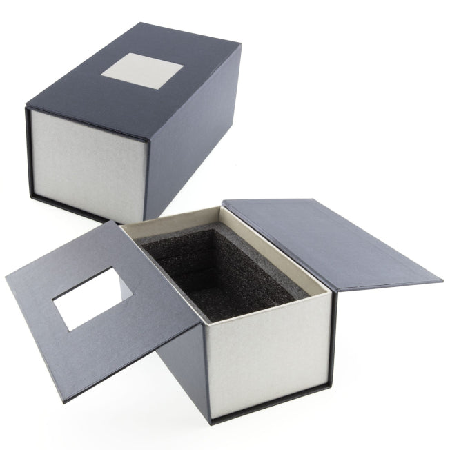 Boîte rigide noire et grise avec fenêtre carrée et mousse de calage, conçue pour protéger un bloc en verre gravé en 3D de format vertical ou horizontal.