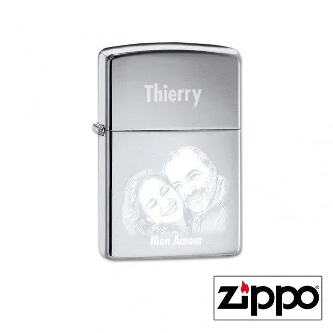 Briquet Zippo personnalisé avec gravure d’un portrait photo et d’un texte affectueux. Objet collector à offrir en cadeau d’amour ou d’anniversaire.