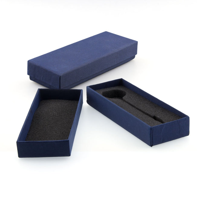 Mémoclip en verre avec gravure 2D personnalisée, livré dans une élégante boîte cadeau bleue avec mousse de protection, prêt à offrir avec style.
