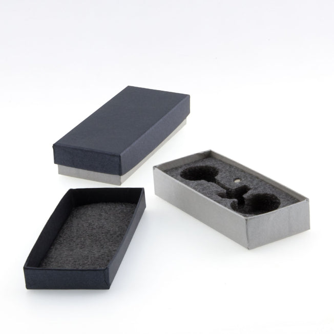 Boîte cadeau noire avec intérieur en mousse, conçue pour présenter et protéger un porte-clés en verre gravé personnalisé.