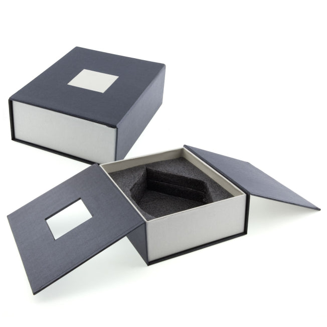 Boîte cadeau adaptée au trophée Prestige en verre 3D gravé. Mousse intérieure de protection pour un transport et une présentation soignés.