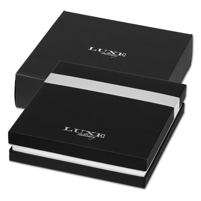 Coffret cadeau carré noir avec couvercle LUXE et bande blanche, conçu pour accueillir un duo carnet et stylo personnalisé dans un écrin raffiné.