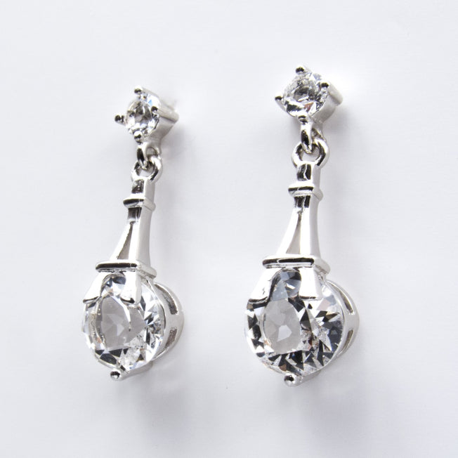 Boucles en métal argenté avec structure Tour Eiffel et cristaux Swarovski®. Cadeau original, clin d’œil chic à Paris et à l’élégance française.