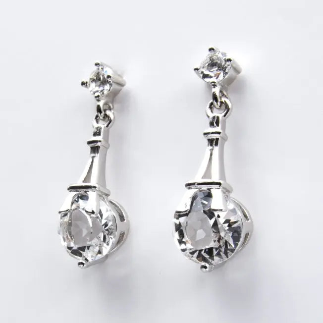 Boucles en métal argenté avec structure Tour Eiffel et cristaux Swarovski®. Cadeau original, clin d’œil chic à Paris et à l’élégance française.