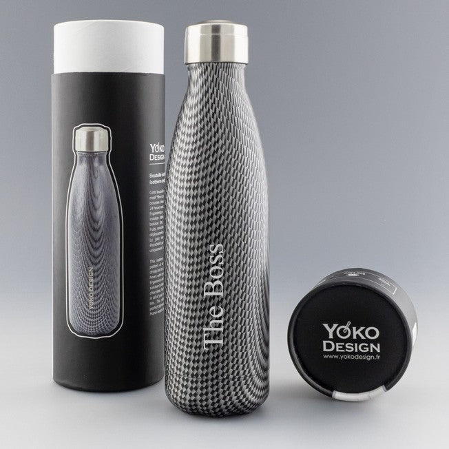 Coffret cadeau bouteille isotherme carbone personnalisée avec gravure “The Boss” et packaging assorti, parfait pour un cadeau élégant et utile.